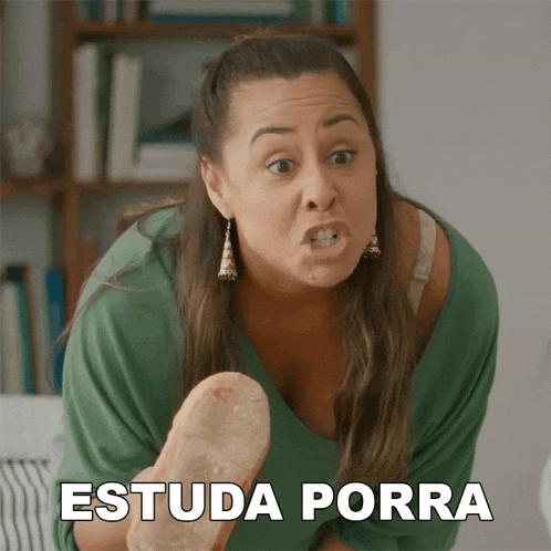 a woman in a green shirt is making a funny face with the words estuda porra written below her