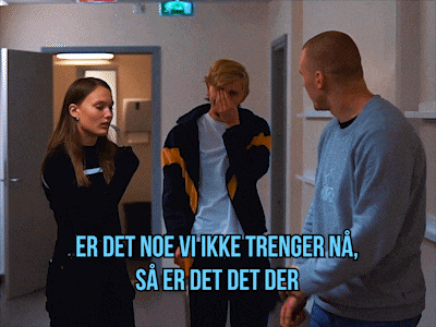a group of people standing in a hallway with the words er det noe vi ikke trenger na sa er det det der