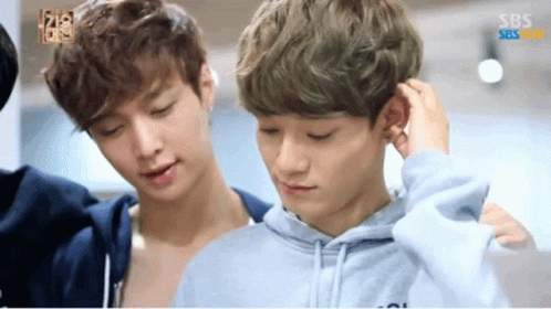 Exo Suho Chen Scratches Head Confused Looking Around GIF - Exo Suho Chen Scratches Head Confused Looking Around GIFs