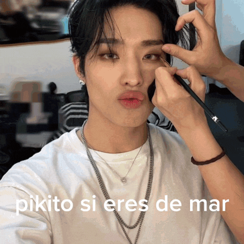 a person is applying makeup to another person 's face with the words pikito si eres de mar written on the bottom
