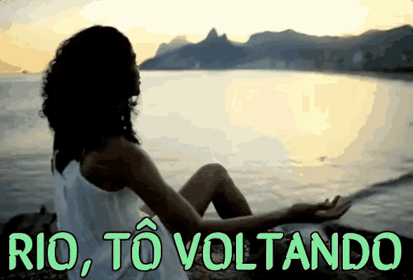 a woman sits on the beach with the words rio to voltando written above her