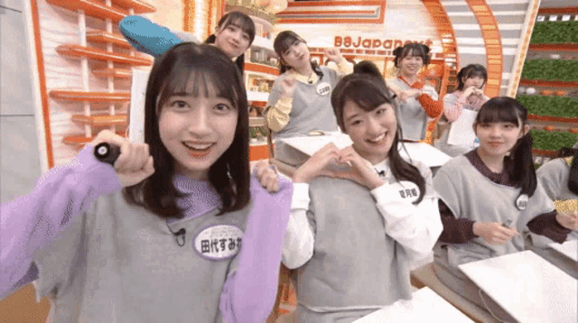 a girl with a name tag that says ' 田代 すみれ '