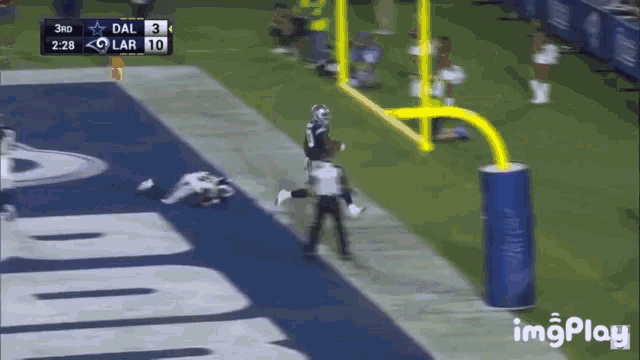a football game is being played between the dallas cowboys and the new york jets