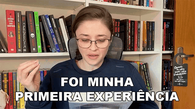 a woman in front of a bookshelf says foi minha primeira experiência