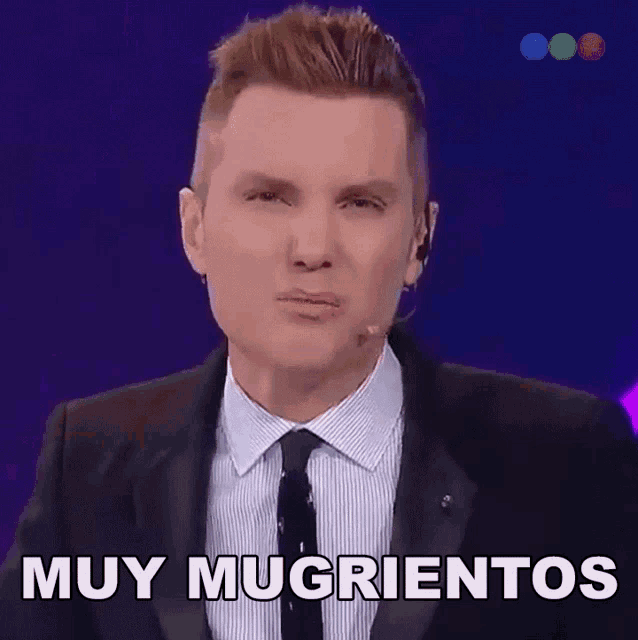 a man wearing a suit and tie says muy mugrientos