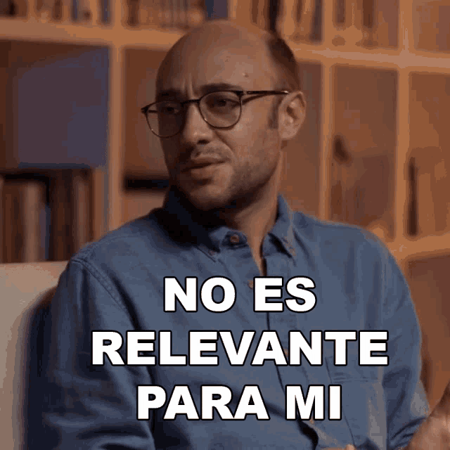 a bald man wearing glasses says no es relevante para mi