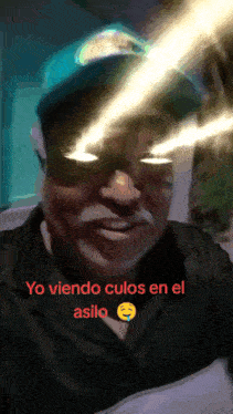 a man wearing sunglasses and a hat with the words yo viendo culos en el asilo on the bottom