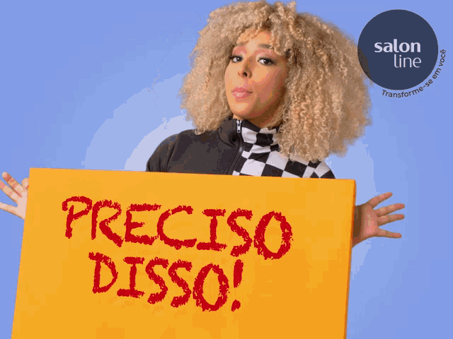 a woman holds up a sign that says preciso disso