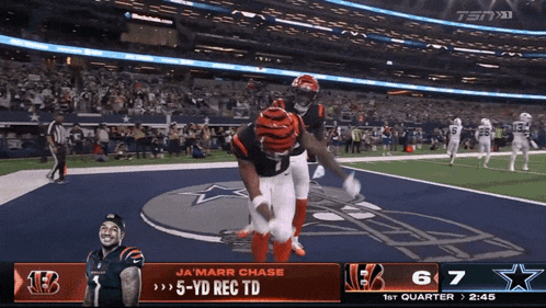 a football game between the cincinnati bengals and the cowboys