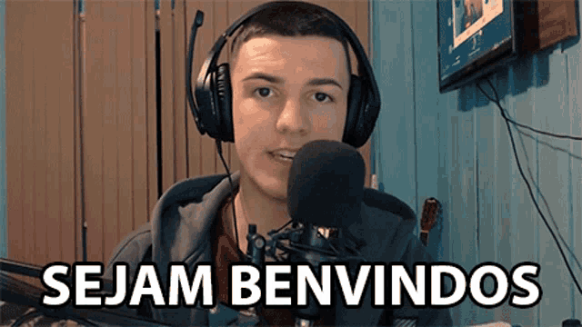 a man wearing headphones and a microphone with the words sejam benvindos below him
