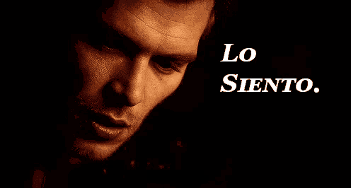 a close up of a man 's face with the words lo siento below him