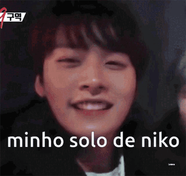 a close up of a person 's face with the words minho solo de niko written below it