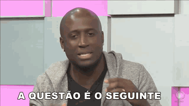 a bald man says a questão e o seguinte on a pink background