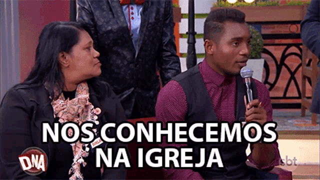a man speaking into a microphone with the words nos conhecemos na igreja on the bottom