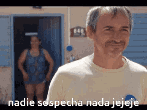 a man is smiling in front of a woman in a bathing suit and the words nadie sospecha nada jejeje are below him