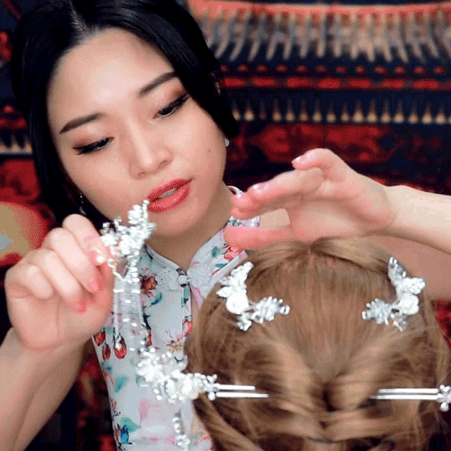 Putting Clip In Hair Tingting Asmr GIF - Putting Clip In Hair Tingting Asmr Royal Chinese Hairstyling GIFs