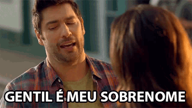 a man is talking to a woman with the words gentil e meu sobrenome written below him