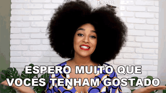 a woman with a large afro says espero muito que vocês tenham gostado