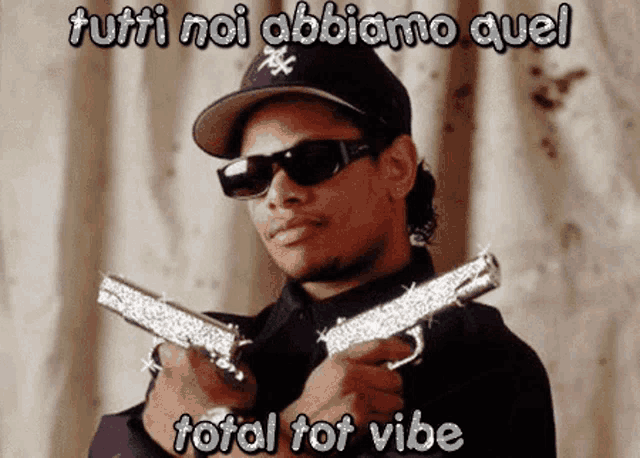 a man holding two guns with the words tutti noi abbiamo quel total tot vibe written below him