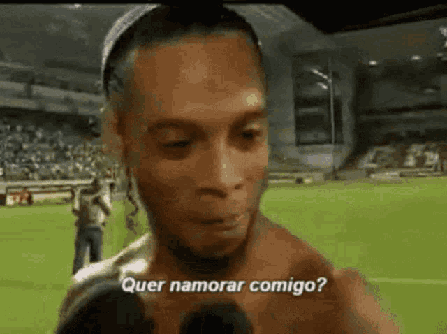 a man talking into a microphone with the words quer namorar comigo
