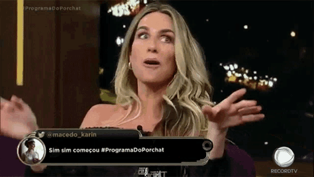 a woman talking on a television show with a caption that says sim sim comecou # programadoporchat