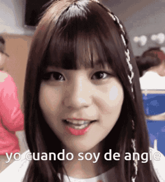 a close up of a girl 's face with the words yo cuando soy de angie below it