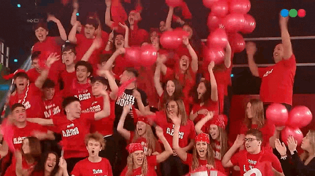 a group of people wearing red shirts that say " alianza "