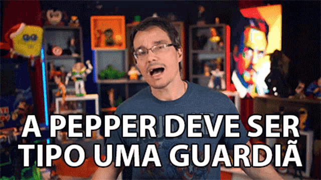 a man wearing glasses and a blue shirt says a pepper deve ser tipo uma guardia