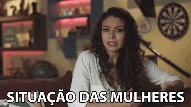 a woman sitting on a couch with the words situacao das mulheres written on the screen