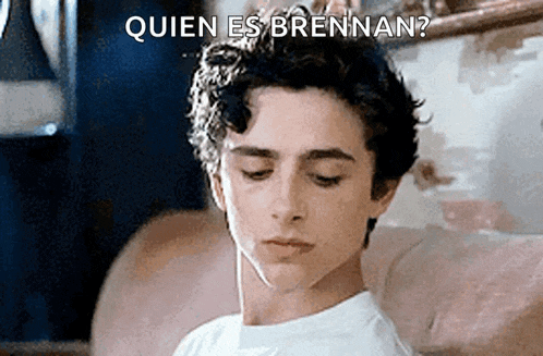 a young man is sitting on a couch with his eyes closed and a caption that says quien es brennan ?