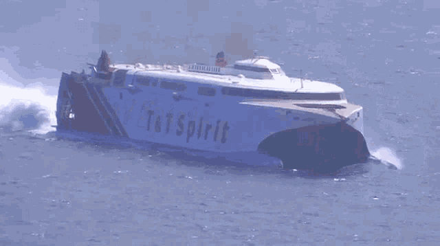 a boat that says tat spirit on it