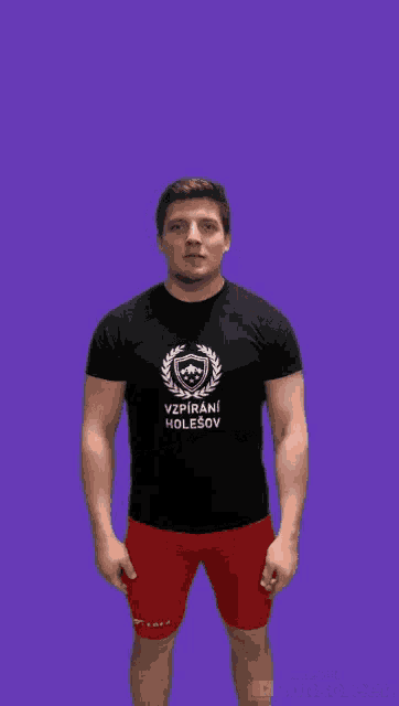 a man wearing a black shirt that says vzpirani holesov on it