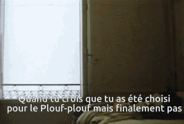 a blurred image of a window with the words quand tu crois
