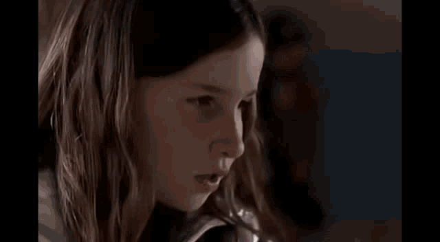 a girl is talking in a foreign language with the words da are allvar