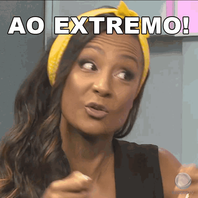 a woman wearing a yellow headband says " ao extremo " in white letters