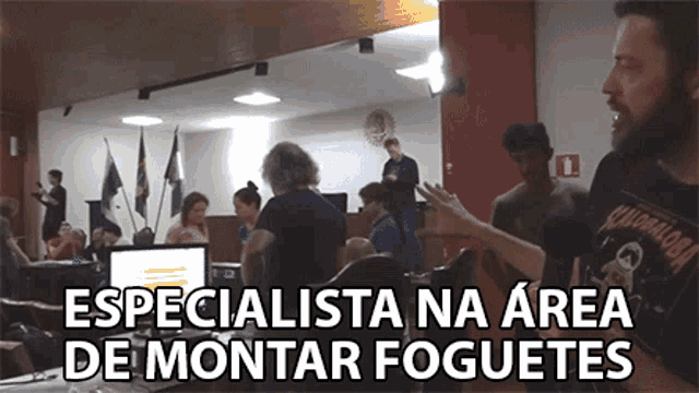 a group of people are gathered in a room with the words especialista na area de montar foguetes