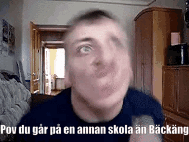 a blurry picture of a man with the words pov du gar på en annan skola an backang written below him