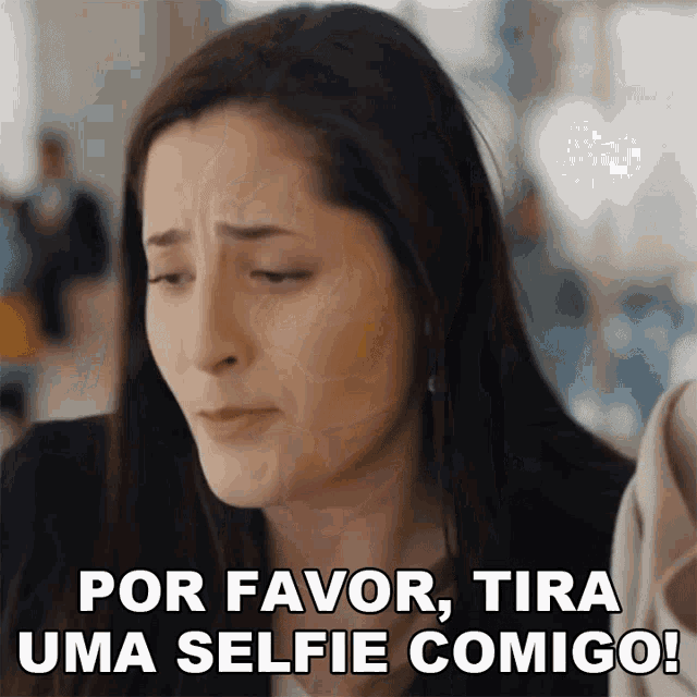a woman says por favor tira uma selfie comigo on the screen