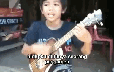 a young boy is playing an ukulele with the words hidupku dulunya seorang pengamen written below him