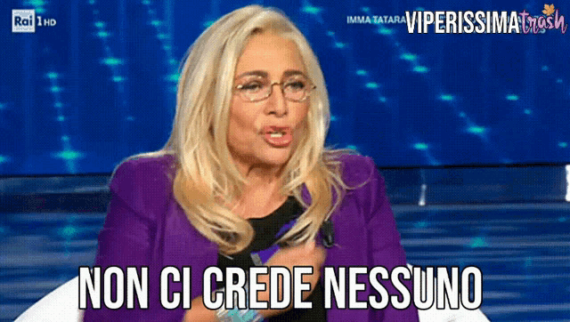 a woman in a purple jacket says non ci crede nessuno