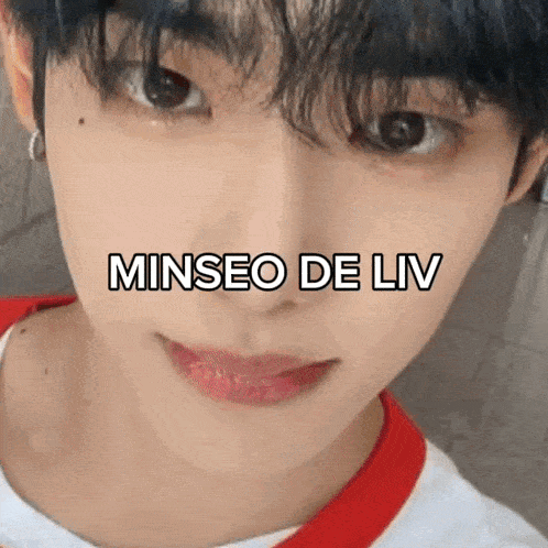 a close up of a young man 's face with the words minseo de liv written above it .