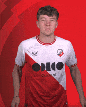 a man wearing a red and white shirt that says odio on it