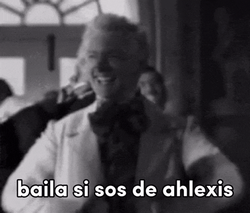 a black and white photo of a man with the words baila si sos de ahlexis below him
