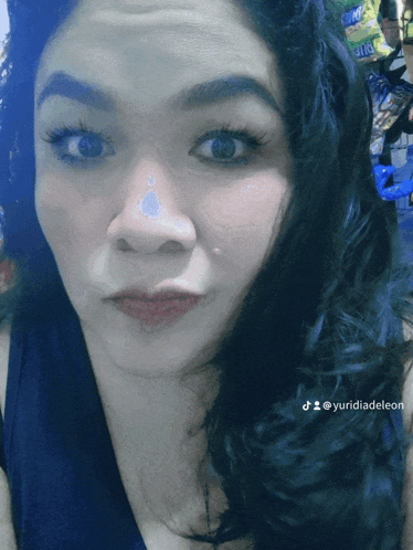 a close up of a woman 's face with the hashtag @yuridiadeleon at the bottom