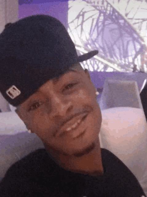 a man wearing a baseball cap with the letter l on it