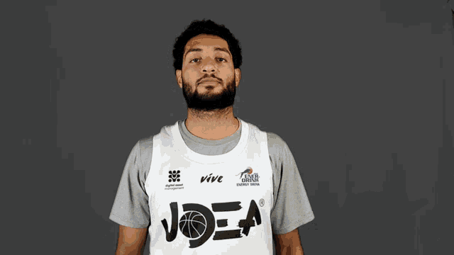 a man wearing a jersey that says joea and vive