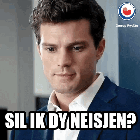 a man in a suit and white shirt is asking the question sil ik dy neisjen