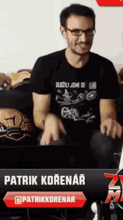 a man wearing a black shirt that says slozili jsme se on it