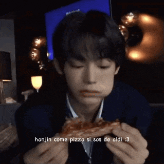 a young man is eating a slice of pizza with the caption hanjin come pizza si sos de aldi