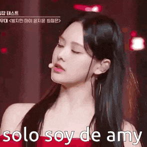 a close up of a woman 's face with the words solo soy de amy written below her .